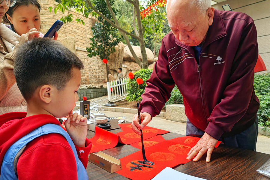 廈門裕發(fā)花園小區(qū)組織書法愛好者為居民寫春聯(lián)。陳明忠攝