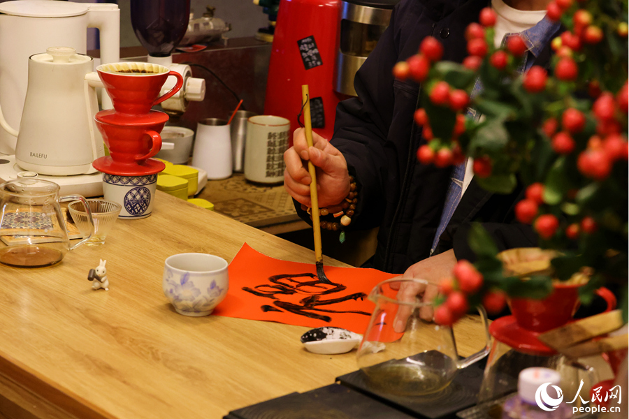 自己動(dòng)手寫春聯(lián)，成為年輕人過年的新體驗(yàn)。人民網(wǎng)記者 陳博攝
