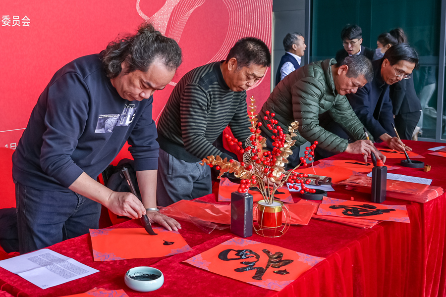 書法愛好者為企業(yè)職工寫下定制版“福”字春聯(lián)。張文福攝