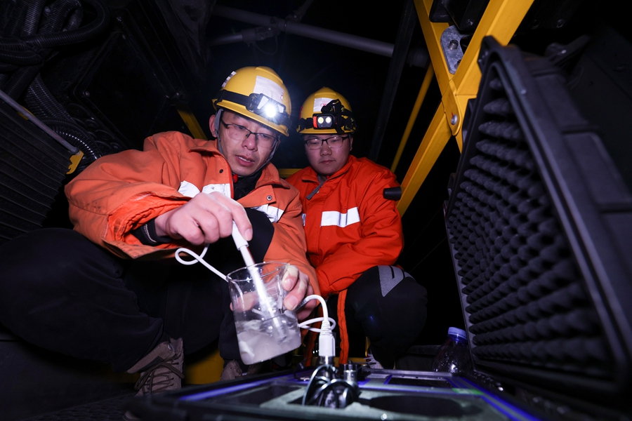 作業(yè)人員利用鹽密度分析儀，檢測(cè)絕緣子表面的鹽分含量。胡鵬攝