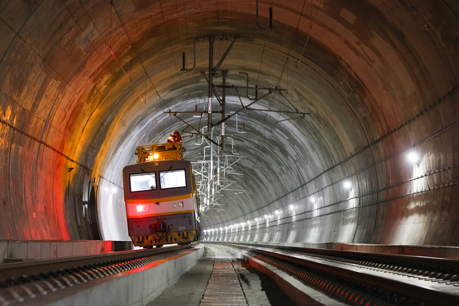 凌晨3點(diǎn)30分，天窗作業(yè)即將結(jié)束。接觸網(wǎng)作業(yè)車紅黃相間的燈光的光影，像極了時(shí)空隧道。胡鵬攝