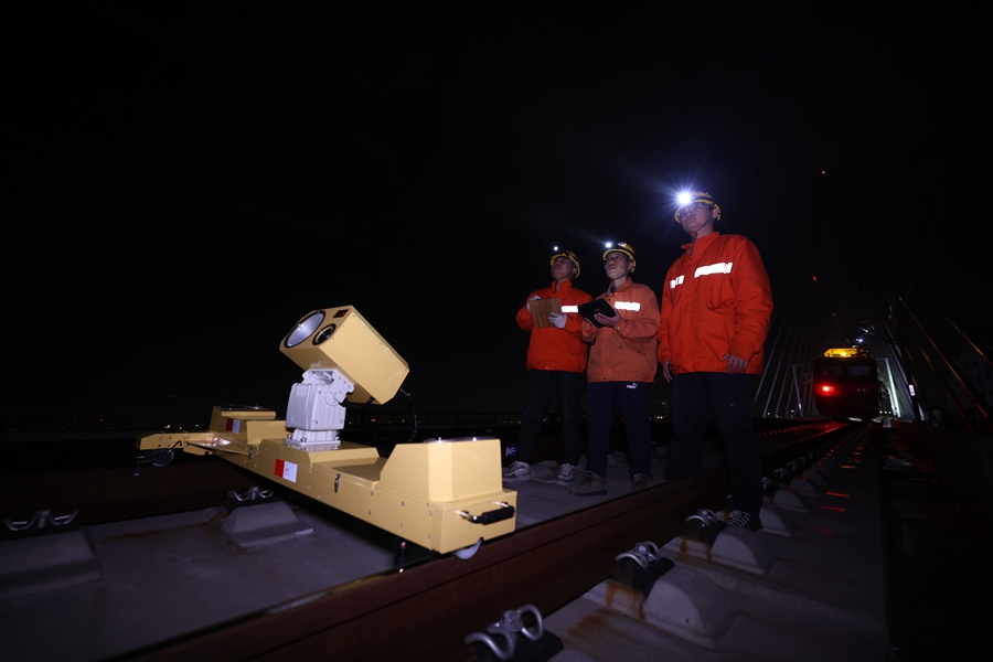 許沖和工友們使用智能巡檢儀檢查接觸網(wǎng)狀態(tài)。胡鵬攝