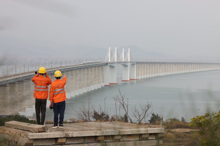 許沖和工友在白天巡視湄洲灣大橋上的供電設(shè)備。胡鵬攝