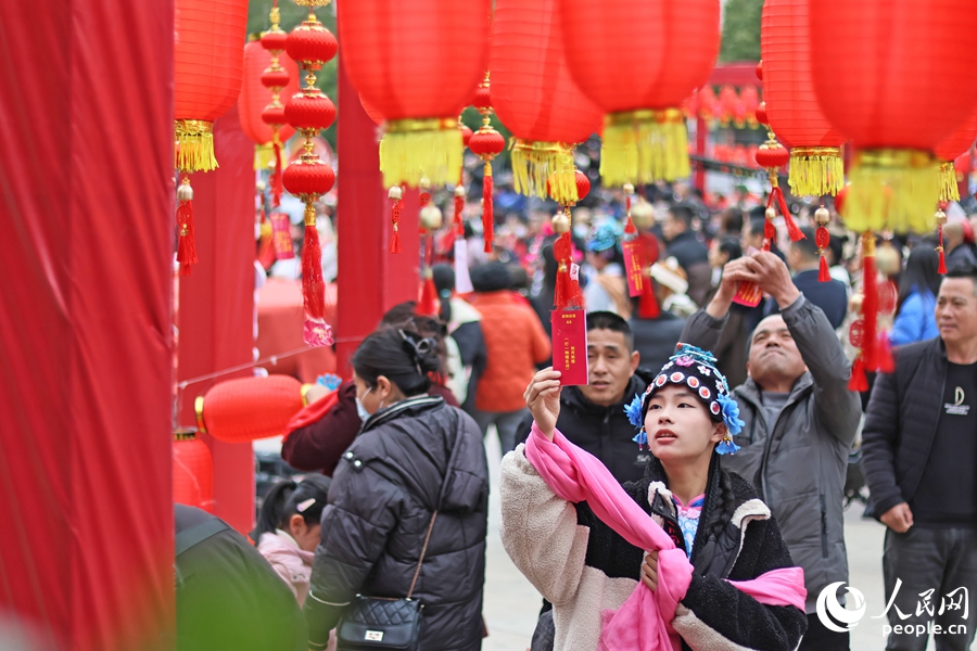 福建霞浦新春文化大集的燈謎很“吸睛”。人民網(wǎng) 李昌乾攝