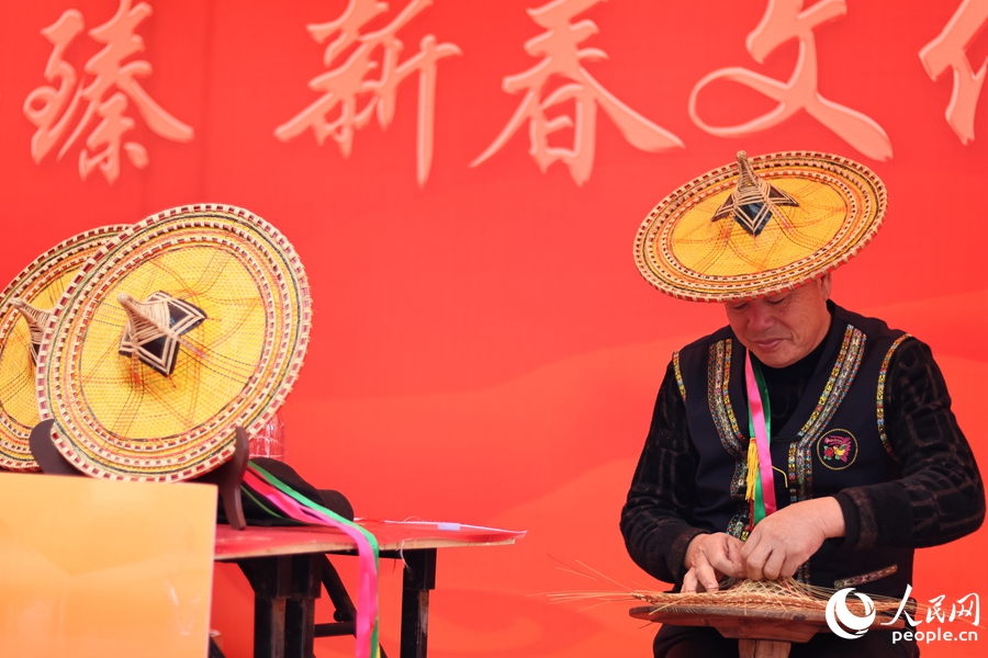 非遺代表性傳承人吳孫存現(xiàn)場(chǎng)展示福建省省級(jí)非物質(zhì)文化遺產(chǎn)代表性項(xiàng)目——畬族花斗笠編織技藝。人民網(wǎng) 李昌乾攝