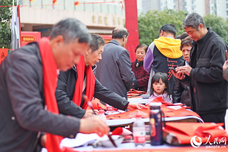 霞浦書法家為當(dāng)?shù)匕傩諏懘郝?lián)、送“?！弊帧Ｈ嗣窬W(wǎng) 李昌乾攝