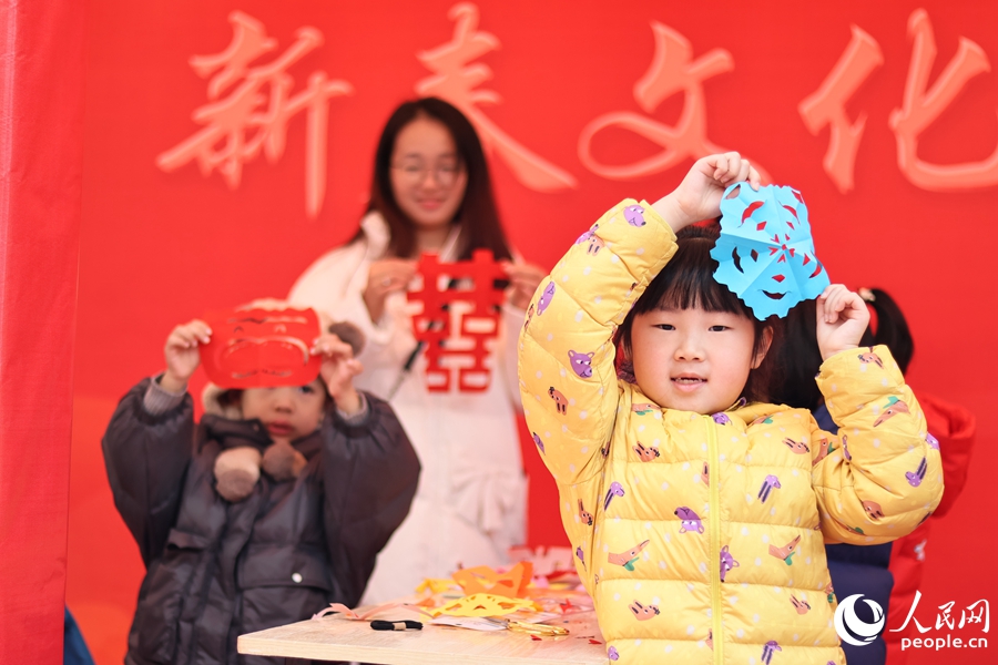 霞浦剪紙吸引了大朋友、小朋友“一顯身手”。人民網(wǎng) 李昌乾攝