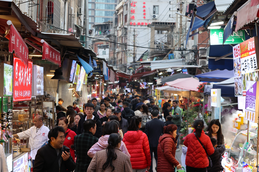 廈門八市中滿是備年貨的市民游客。人民網(wǎng)記者 陳博攝