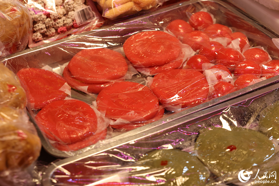 紅龜粿是閩南人過年不可缺少的特色小吃。人民網(wǎng)記者 陳博攝