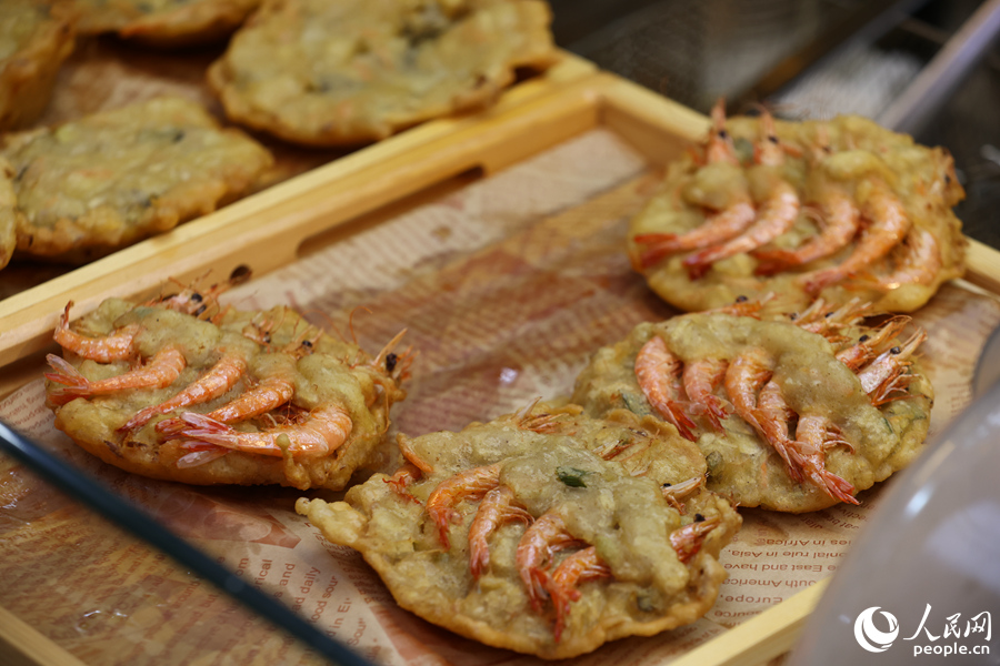 香脆的蝦餅和浮粿深受廈門市民青睞。人民網(wǎng)記者 陳博攝