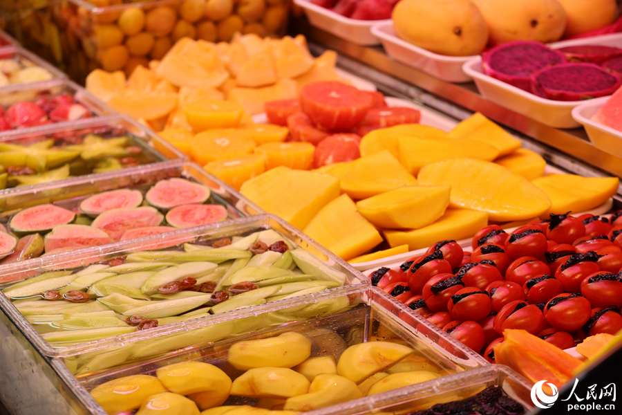 酸甜可口的腌制水果是閩南家庭新年圍爐佳品。人民網(wǎng)記者 陳博攝