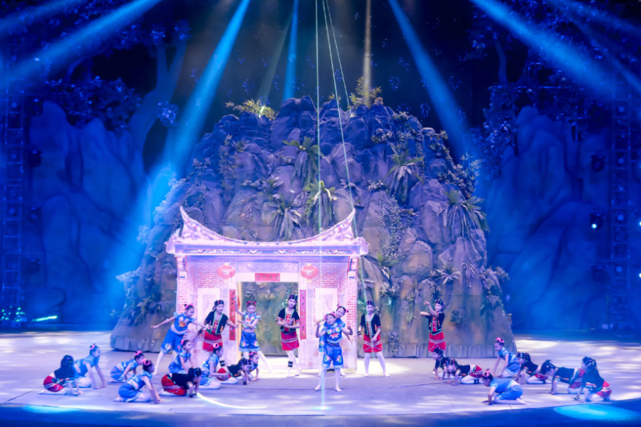 舞蹈《家門(mén)》述說(shuō)了兩岸同根同源，交融發(fā)展的動(dòng)人故事。主辦方供圖