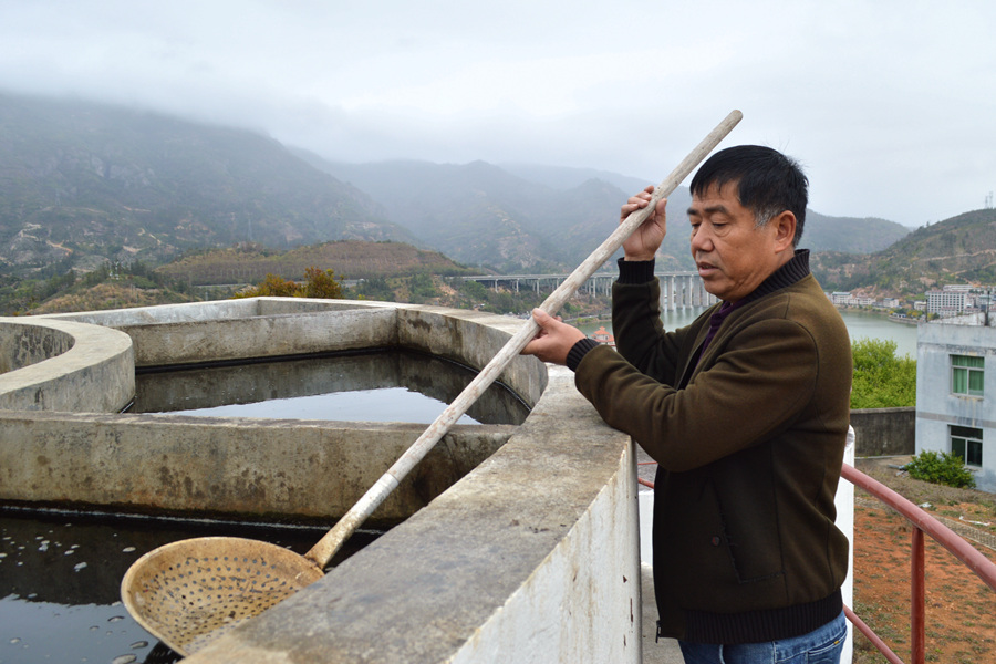 永泰縣赤溪鄉(xiāng)自來水廠管理負(fù)責(zé)人林善輝在工作。陳遴攝