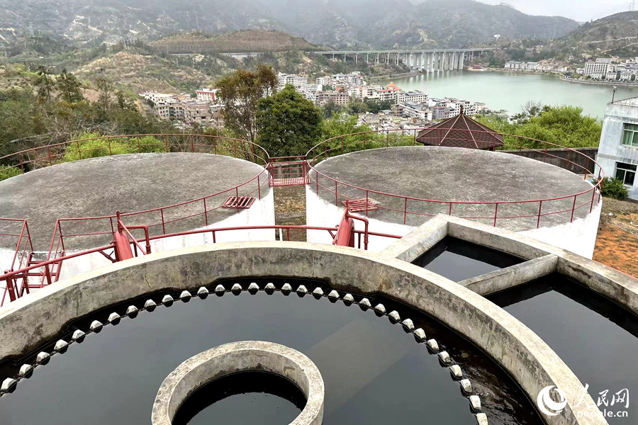 水廠中的一體化凈水器和兩個儲水水塔。人民網(wǎng)記者 林盈攝