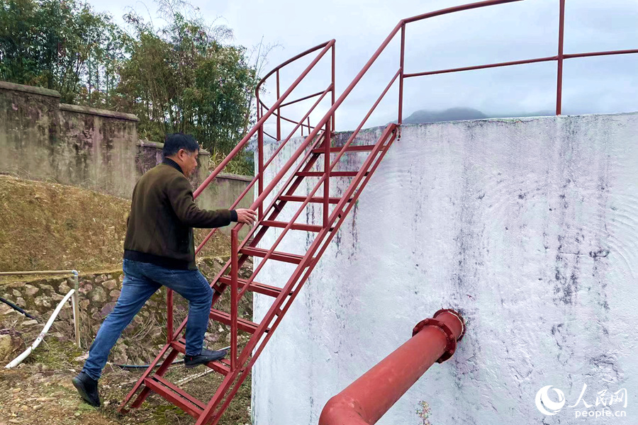 林善輝每天需多次查看儲水情況。人民網(wǎng)記者 林盈攝