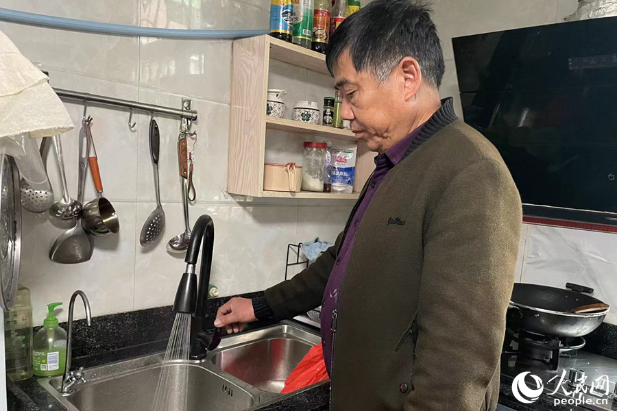 巡查的最后一站在村民家中。人民網(wǎng)記者 林盈攝