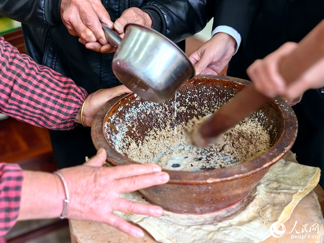 將樂(lè)擂茶需要多人合力完成。人民網(wǎng) 葉青卿攝