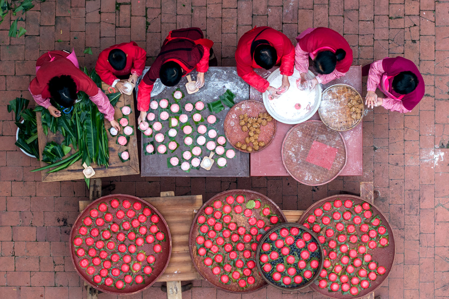 穿紅衣，做紅團，莆田人對紅色的偏愛顯露在衣食中。蔡昊攝