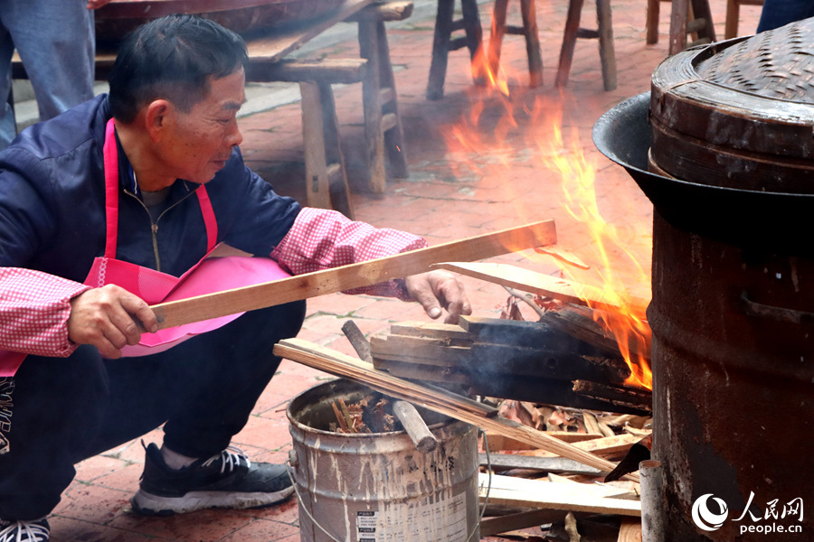 露天燒柴蒸制紅團。人民網(wǎng)記者 林盈攝