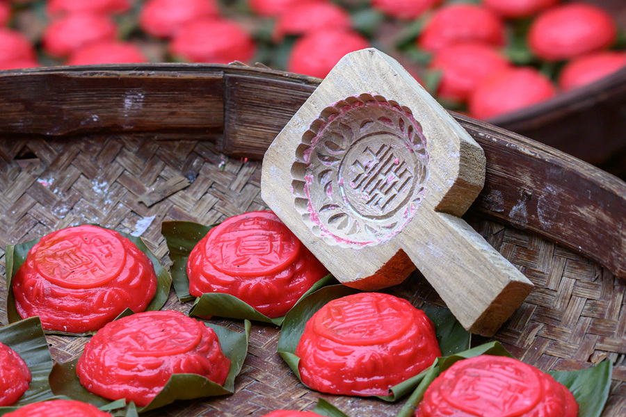 蒸熟的紅團顯出鮮艷的“新年紅”。蔡昊攝