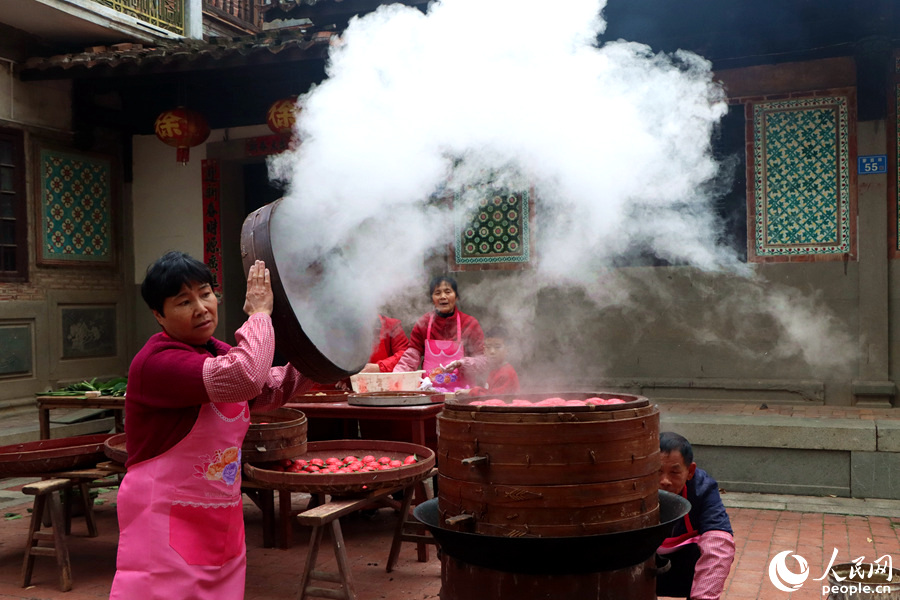 蒸籠掀起，紅團“成熟”。人民網(wǎng)記者 林盈攝