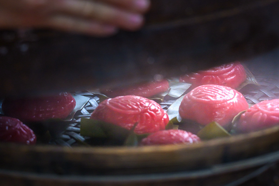 新出爐的紅團由粉色轉(zhuǎn)為紅色。蔡昊攝