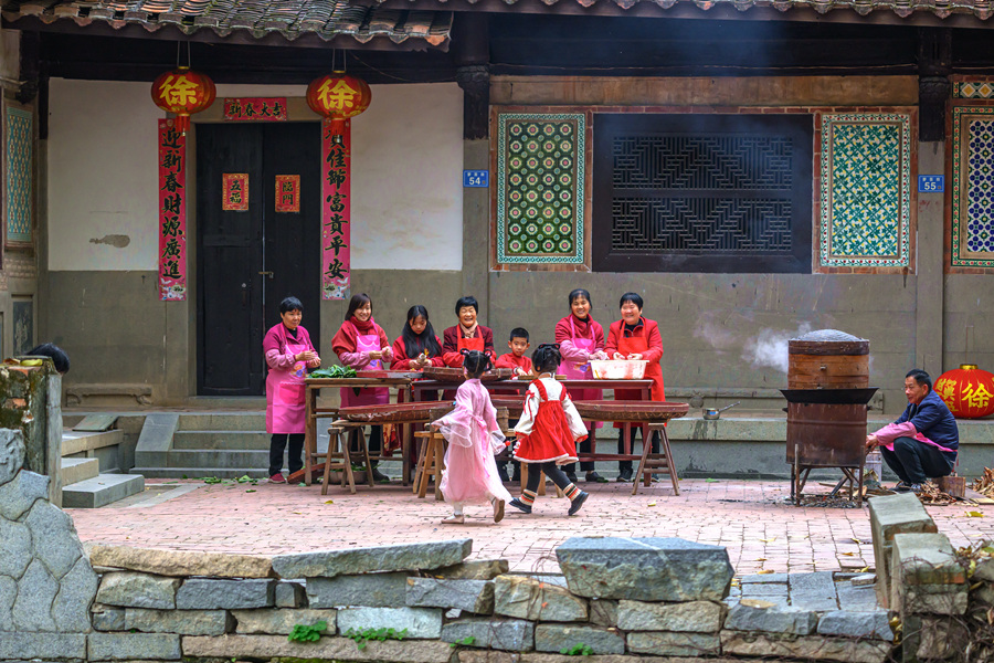 男女老幼做紅團，其樂融融。蔡昊攝