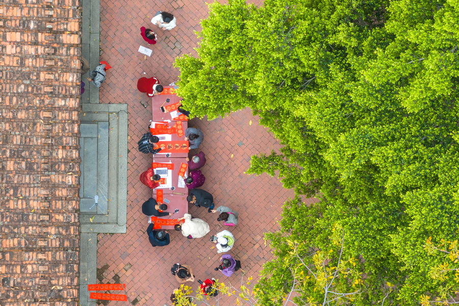 庭院中手寫春聯(lián)頗受歡迎。蔡昊攝