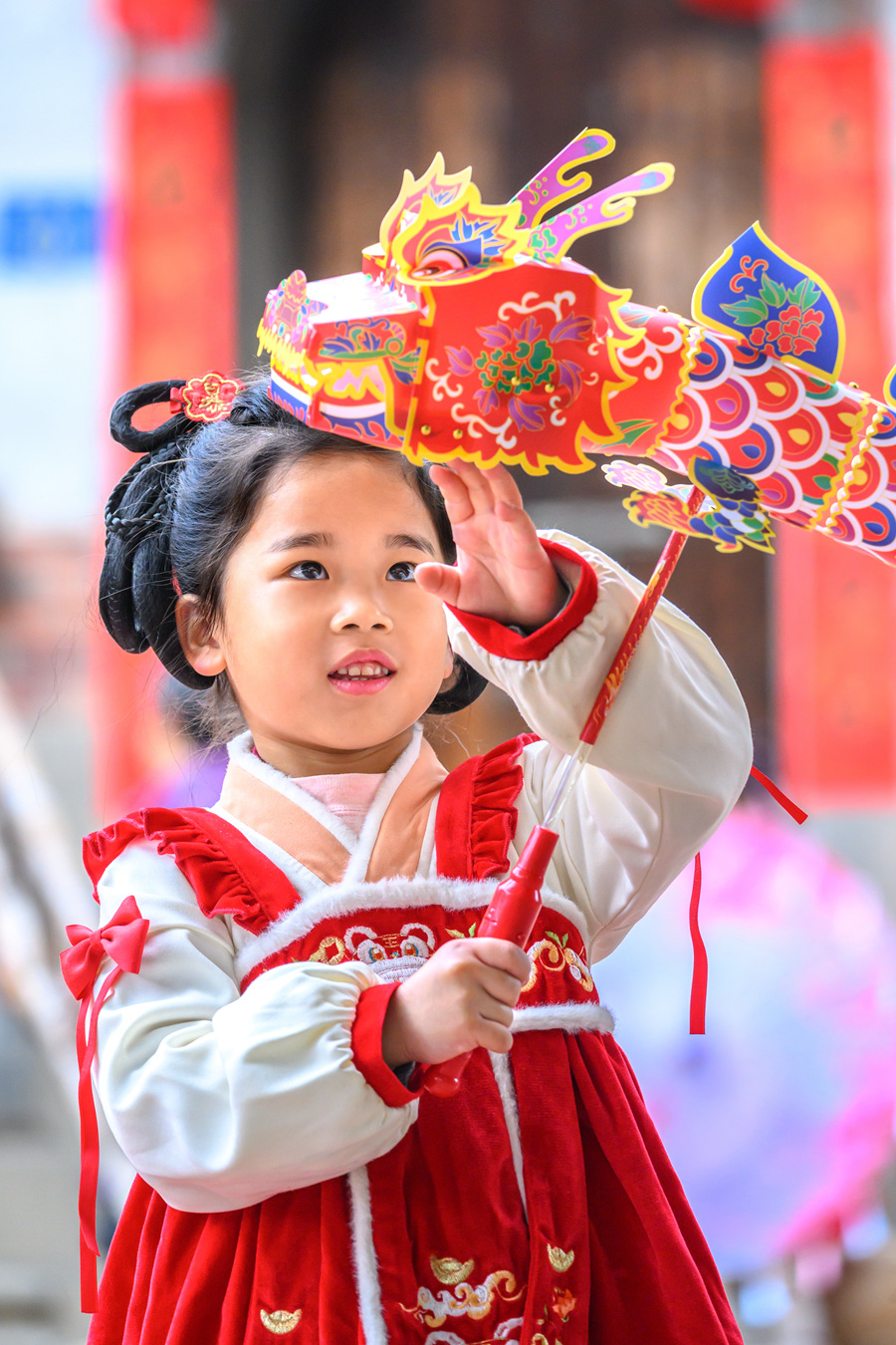 紅裙一穿，年味便來。蔡昊攝