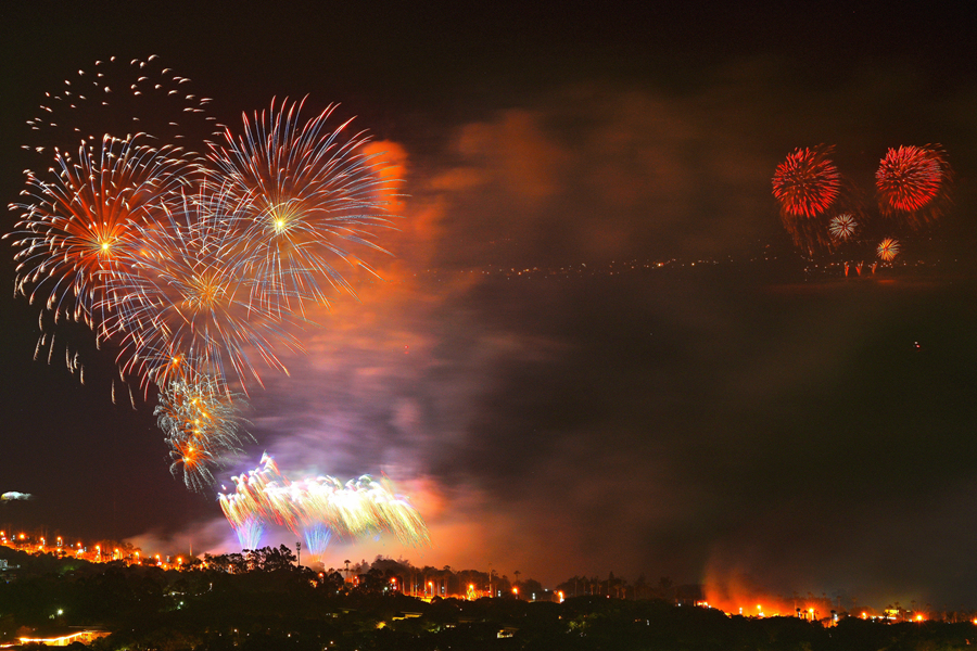 一年一度，如約而至。廈門與金門同放焰火共慶新春。陳文褀攝