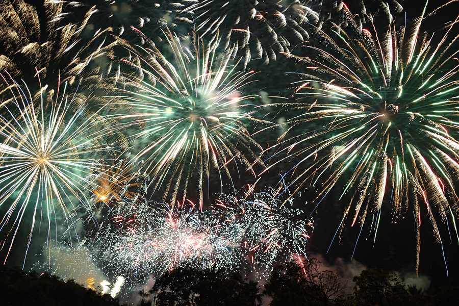 流光溢彩的夜空，寄托著兩岸人民對(duì)新春的祝福與期待。胡康強(qiáng)攝