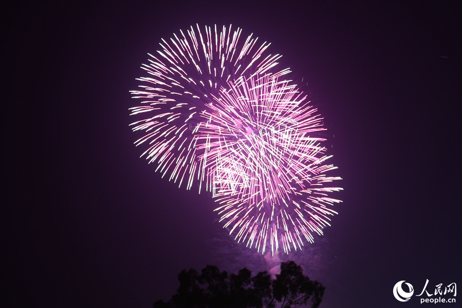 美輪美奐的煙花點(diǎn)亮兩岸夜空。人民網(wǎng)記者 陳博攝