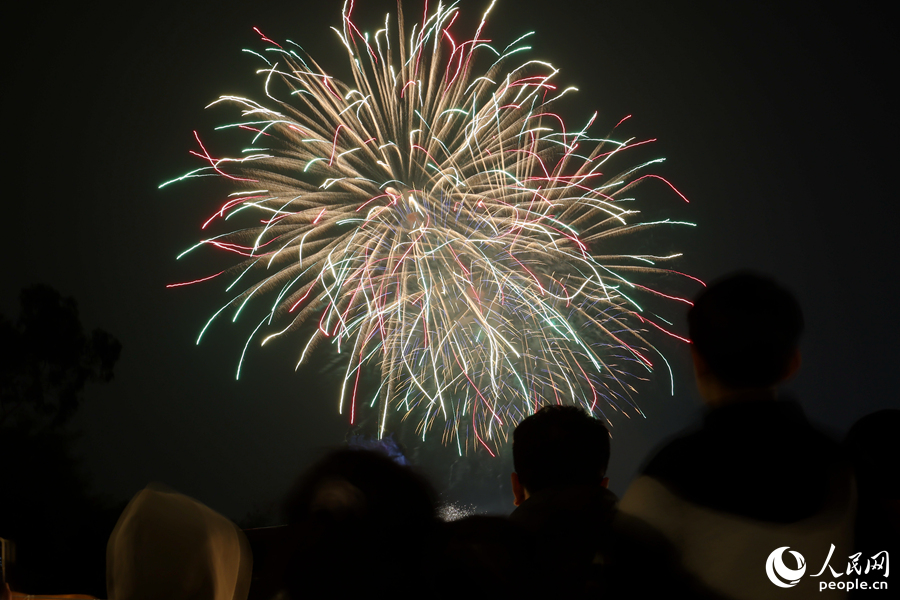 市民游客在廈門黃厝海灘匯聚，共賞海峽兩岸焰火盛景。人民網(wǎng)記者 陳博攝