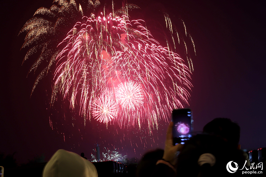 市民游客紛紛拿出手機(jī)，拍照記錄美好時(shí)刻。人民網(wǎng)記者 陳博攝