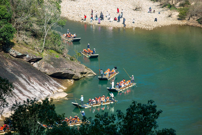 游客乘坐竹排。