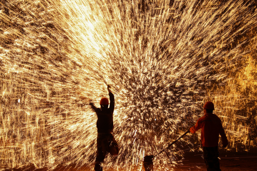 正月初五，福建莆田非遺技藝“壺山砂花”表演在綬溪公園上演。姚文峰攝