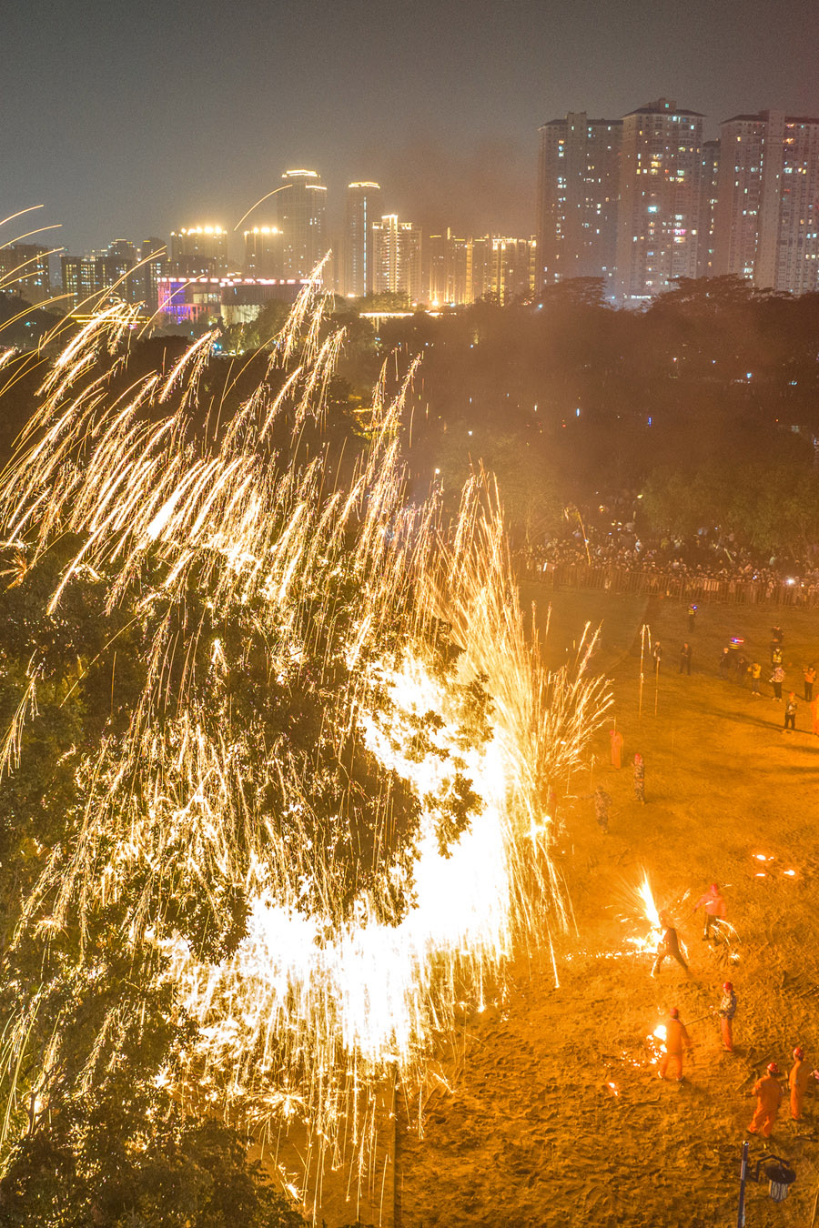 每年“打鐵花”表演都吸引大量游客爭(zhēng)相圍觀。蔡昊攝