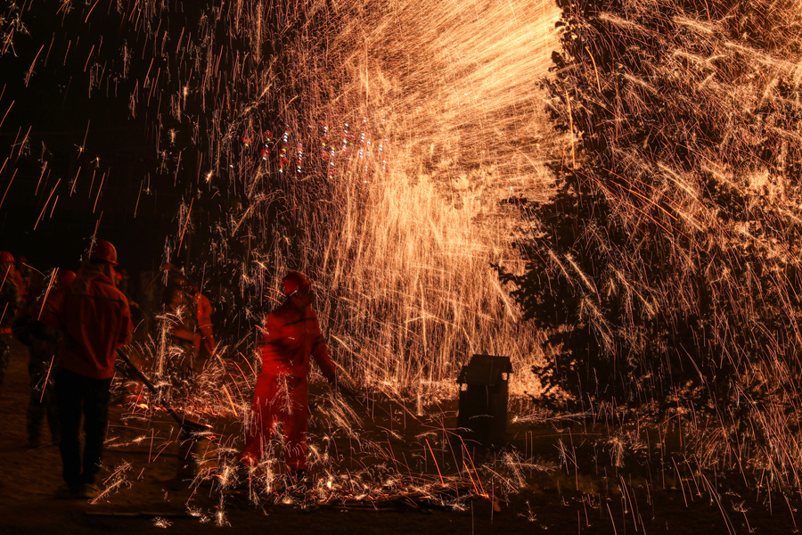 鐵花飛濺，勾勒出層層樹葉的輪廓。姚文峰攝
