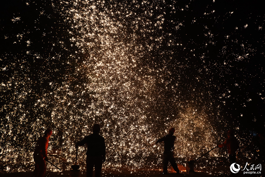 鐵花落下，似漫天繁星。人民網(wǎng)記者 林盈攝