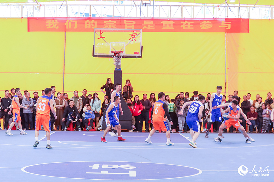 上京鎮(zhèn)第一屆和美鄉(xiāng)村籃球賽比賽現(xiàn)場。人民網(wǎng) 陳永整攝