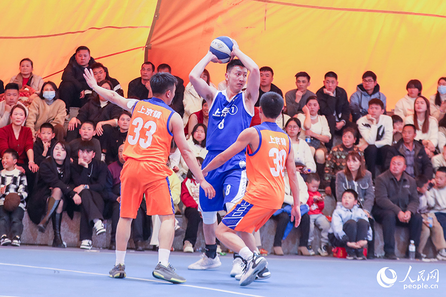 賽制要求參賽球員需為本村戶籍或者從本村遷出戶口的人員。人民網(wǎng) 陳永整攝