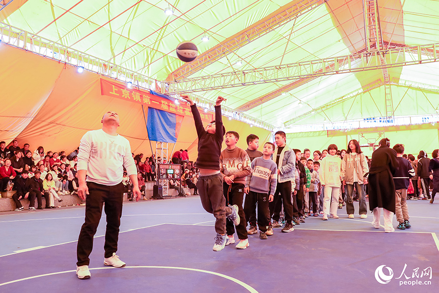 孩子們排起“長龍”躍躍欲試。人民網(wǎng) 陳永整攝