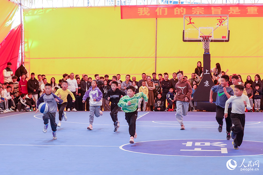 孩子們勇猛地逐球奔跑。人民網(wǎng) 陳永整攝