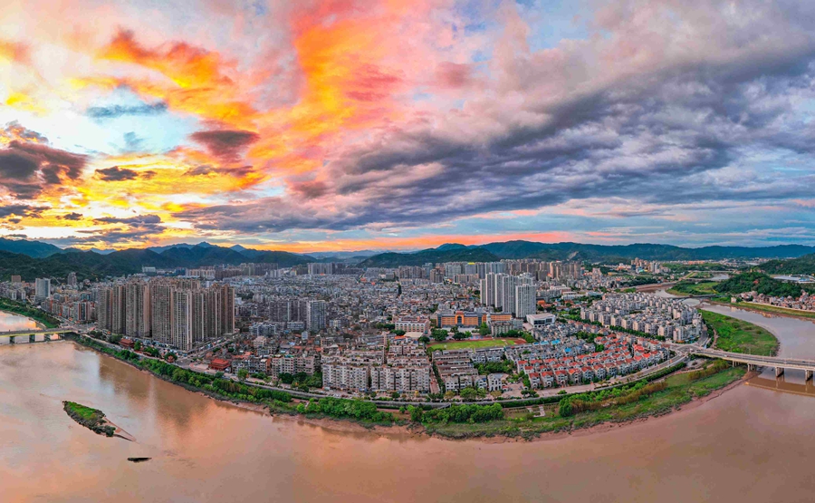 敖江兩岸生態(tài)公園串珠成鏈，打造“山青水秀、文盛景美”的現(xiàn)代化活力水岸。連江縣融媒體中心供圖