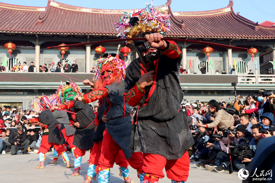 皂隸舞表演在當?shù)匾延衅甙儆嗄隁v史。人民網(wǎng)記者 林盈攝