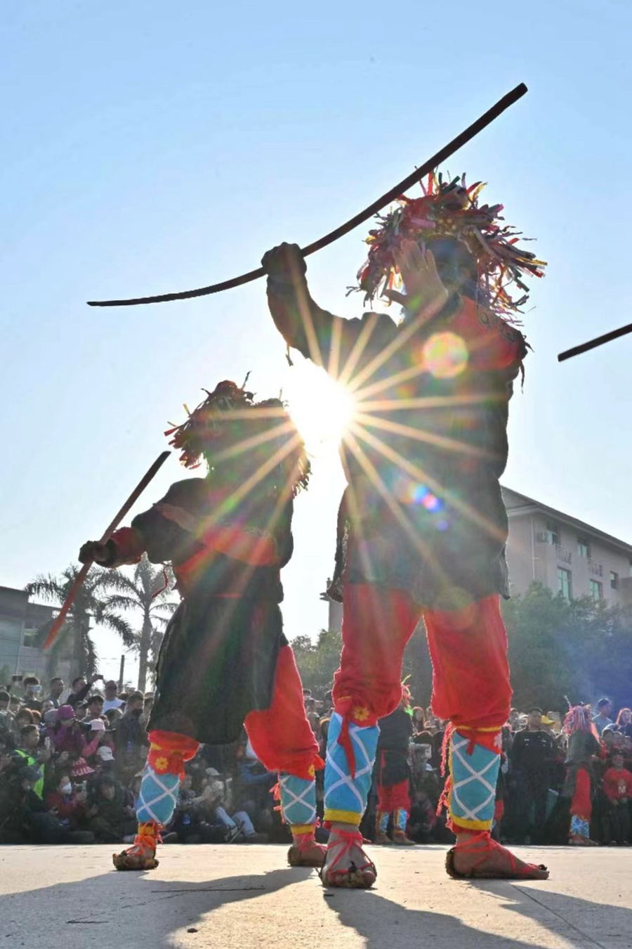 皂隸舞者頂插五色紙絲花，頭戴各色猙獰獠牙面具，手執(zhí)竹杖表演。蔡昊攝