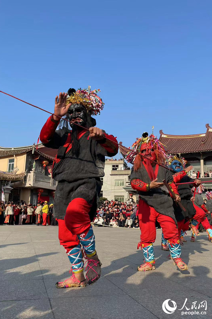 皂隸舞最有記憶點的是紅、蘭、青、黑等顏色的駭人面具。人民網(wǎng)記者 林盈攝