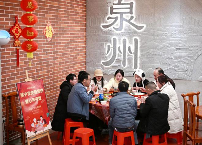 全省高速服務(wù)區(qū)為司乘人員免費(fèi)提供當(dāng)?shù)丶页Ｄ暌癸?。福建省交通運(yùn)輸廳供圖