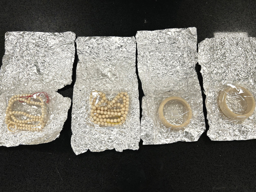 廈門海關(guān)查獲的手鐲、項(xiàng)鏈等象牙制品。張家倩攝