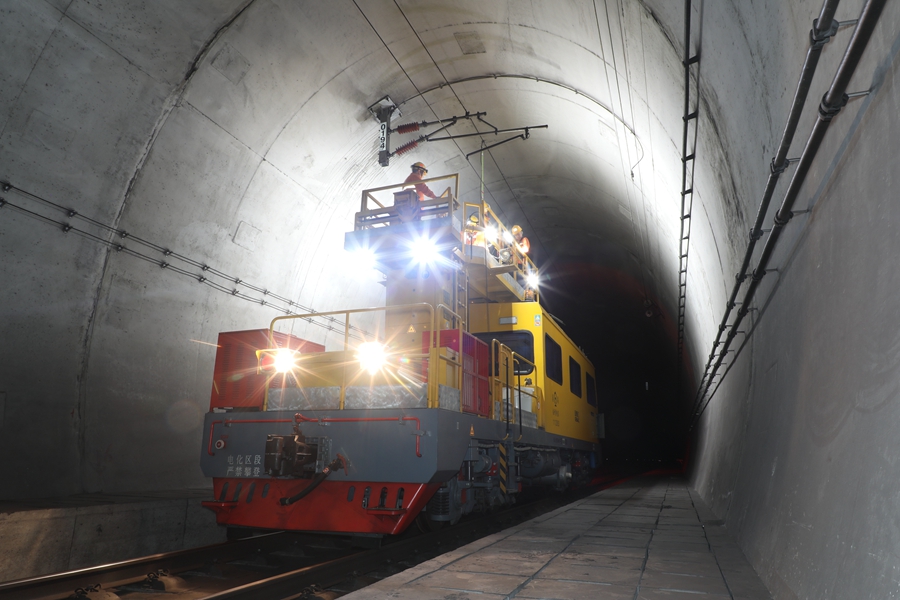 接觸網(wǎng)軌道作業(yè)車在青云山隧道內(nèi)檢修。李金明攝